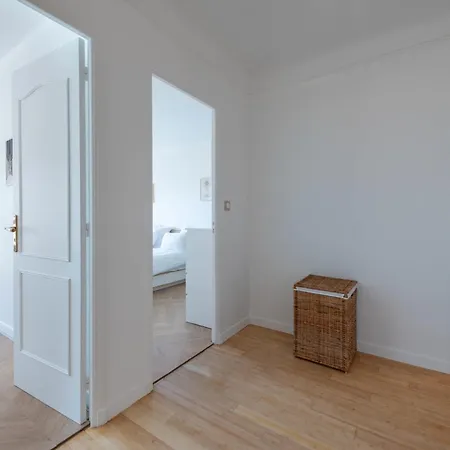 Spacious 2-br Walk To & Center Apartamento