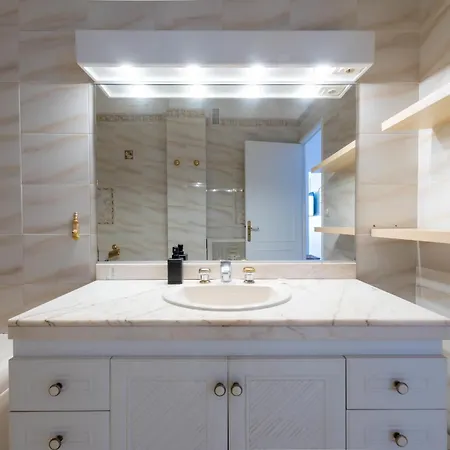 Spacious 2-br Walk To & Center Apartamento