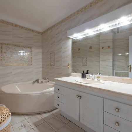 Apartamento Spacious 2-br Walk To & Center
