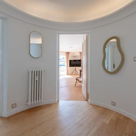 Spacious 2-br Walk To & Center Apartamento