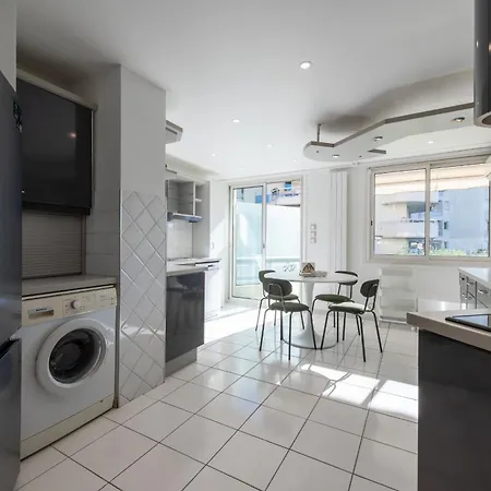 Spacious 2-br Walk To & Center Apartamento