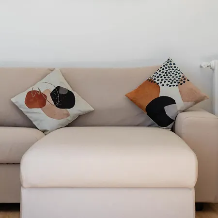 Spacious 2-br Walk To & Center Apartamento *
